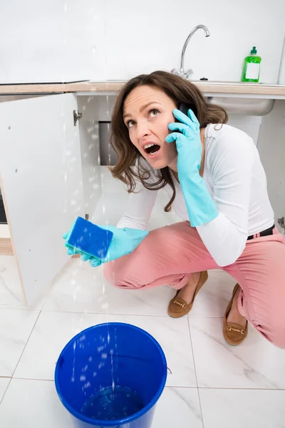 Mulher chamando para encanador — Fotografia de Stock