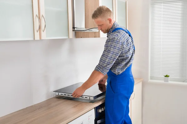 Reparateur installeren inductie kookplaat — Stockfoto