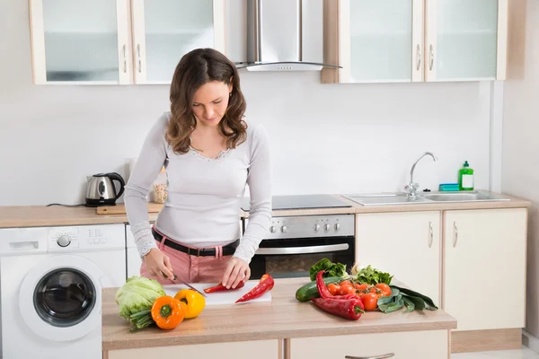 Woman Cutting Vegetables — Stock Photo, Image