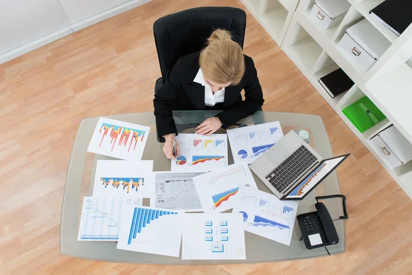 Empresaria analizando gráficos financieros — Foto de Stock