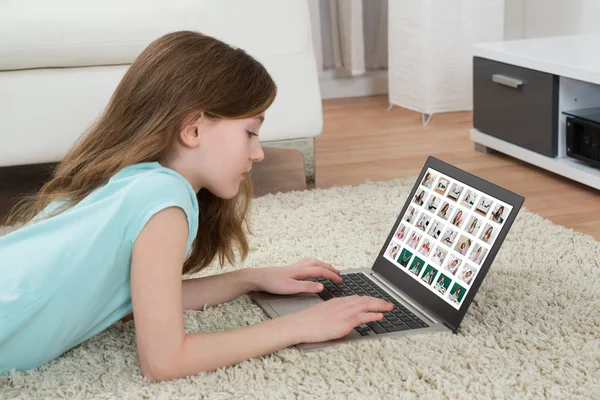 Girl Looking At Pictures On Laptop — Stock Photo, Image