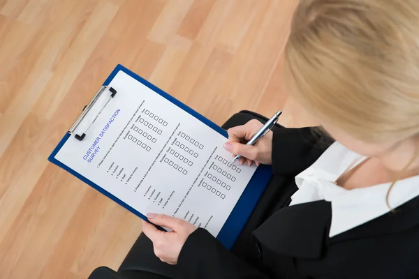 Empresaria Llenando Formulario de Encuesta de Clientes — Foto de Stock