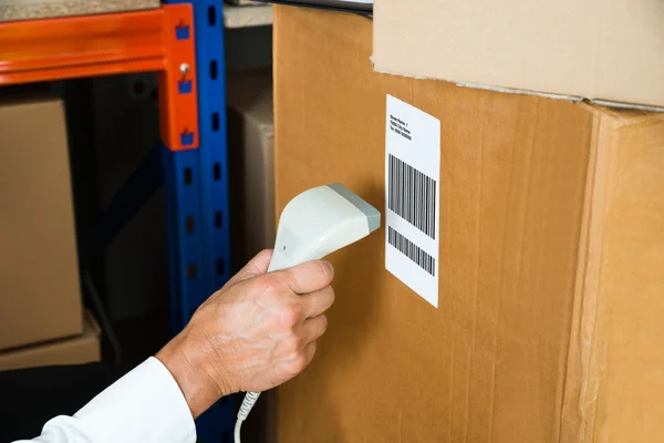 Manos con caja de escaneo de escáner de código de barras —  Fotos de Stock