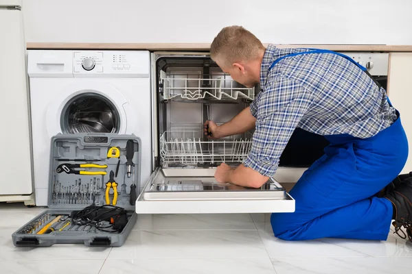Adam bulaşık makinesi tamiri — Stok fotoğraf