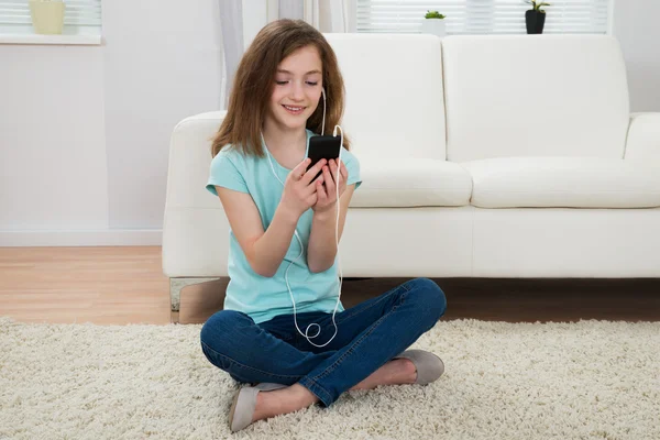 Lány hallgató-hoz zene-ra mozgatható telefon — Stock Fotó