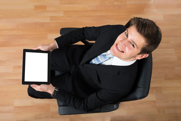 Geschäftsmann arbeitet mit digitalem Tablet — Stockfoto