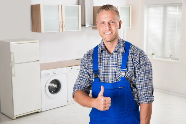 Reparador mostrando polegares para cima sinal — Fotografia de Stock