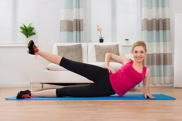 Woman In Sportswear Exercising — Stock Photo, Image