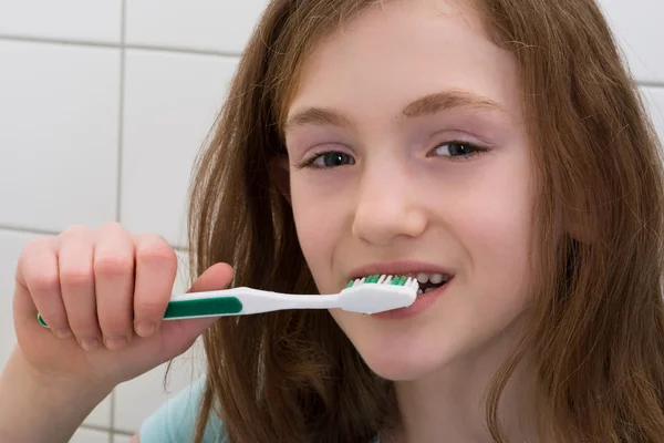 Flicka borsta tänder — Stockfoto