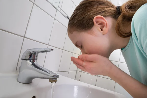 Ragazza lavaggio bocca — Foto Stock