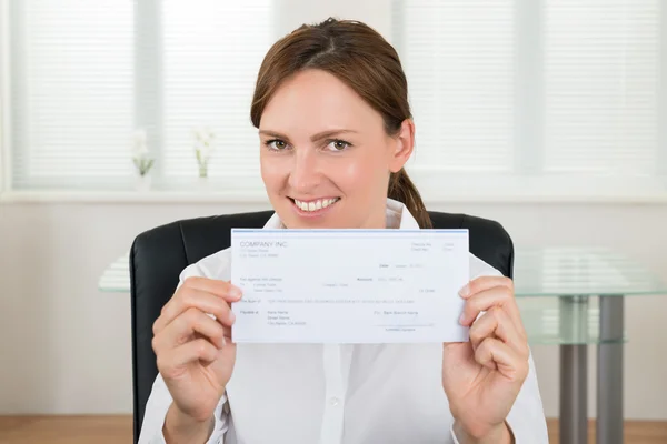 Empresária mostrando cheque — Fotografia de Stock