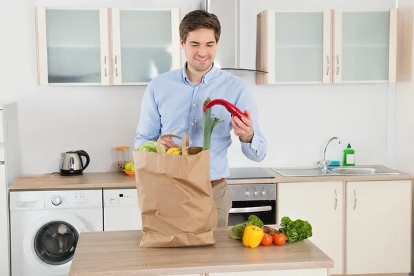 Uomo in piedi con sacchetto della spesa — Foto Stock