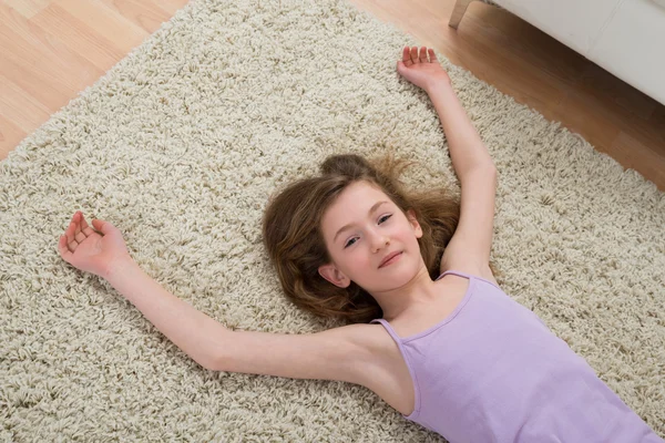 在锻炼后搁在地毯上的女孩 — 图库照片