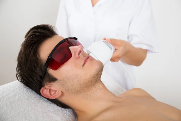 Hombre recibiendo tratamiento de depilación láser — Foto de Stock