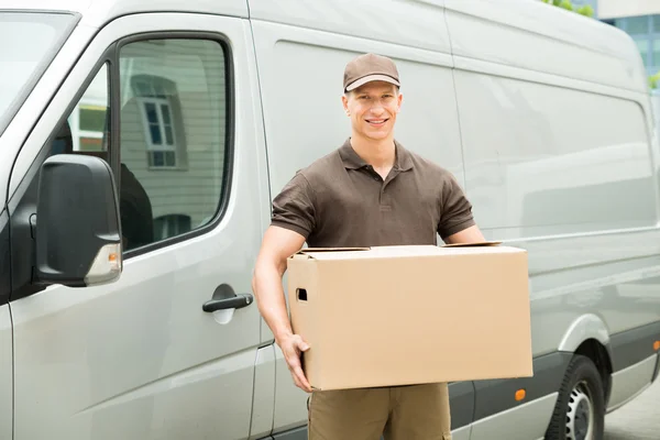 Consegna uomo holding box — Foto Stock