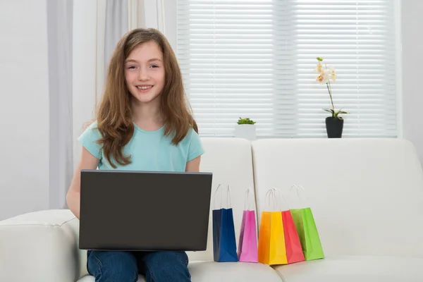 Ragazza con laptop e shopping bag — Foto Stock