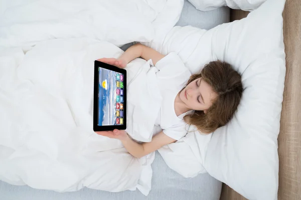 Девушка держит цифровой планшет с приложениями на экране — стоковое фото