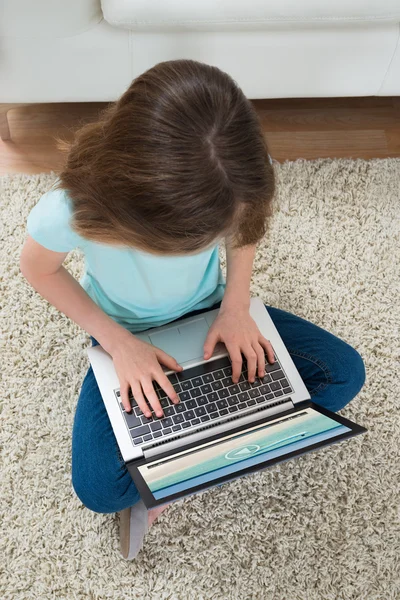 Girl Looking At Video On Laptop — Stock Photo, Image