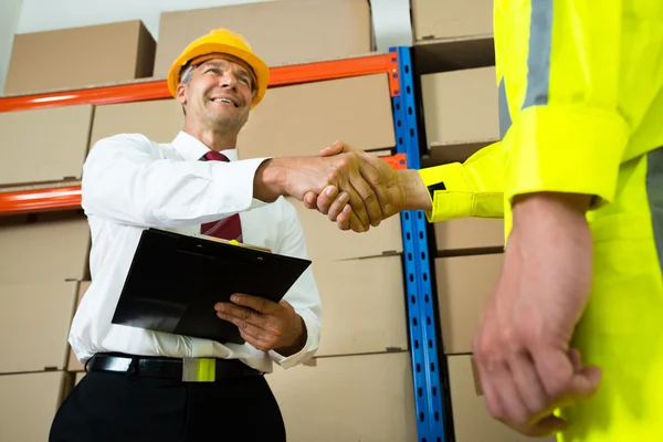 Manager schüttelt Arbeiter die Hand — Stockfoto