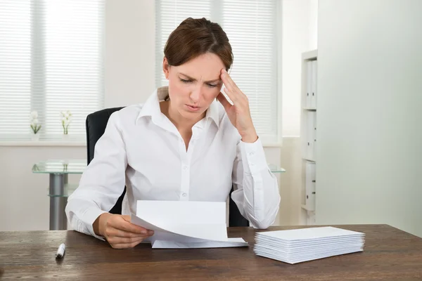 Femme d'affaires avec document au bureau — Photo