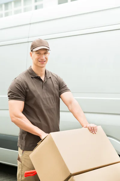 Homem de entrega segurando trole — Fotografia de Stock