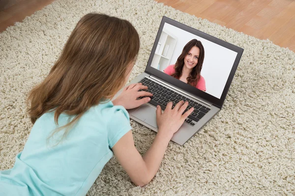 Dziewczyna wideo rozmowy na laptopie — Zdjęcie stockowe