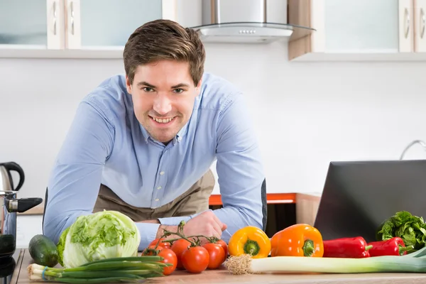 Homme aux légumes frais — Photo