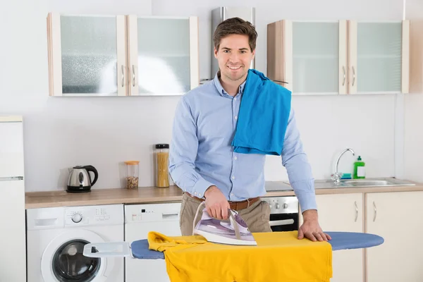 Man Ironing Clothes — Stock Photo, Image