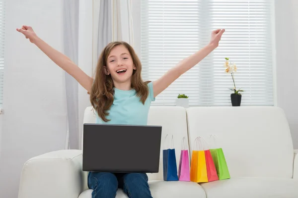 Fata de cumpărături online pe laptop — Fotografie, imagine de stoc
