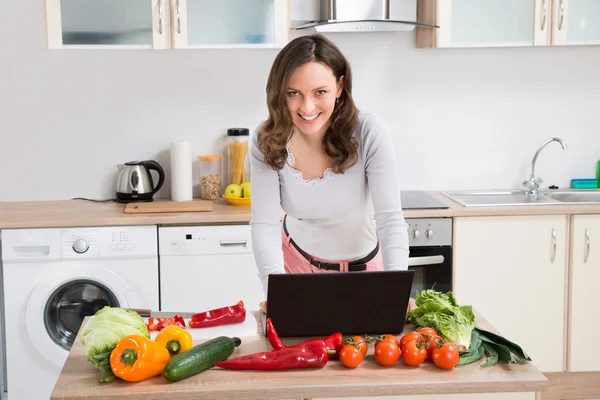 Žena hledá recept na Laptop — Stock fotografie