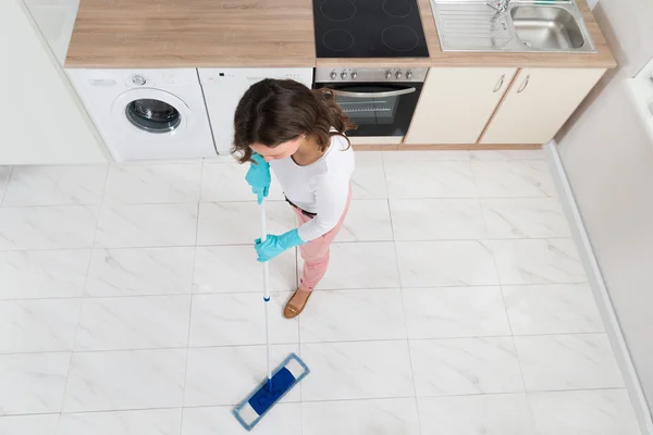 Frau wischt Fußboden — Stockfoto