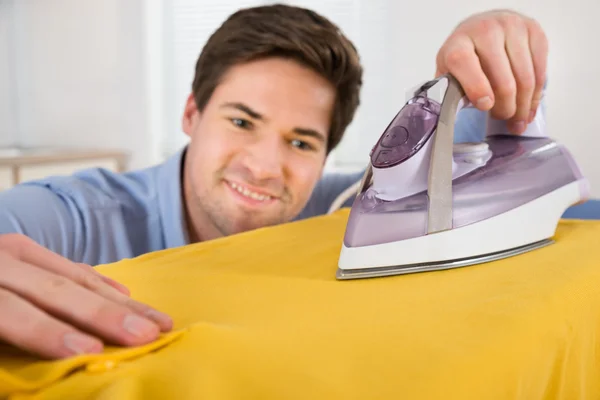 Man Strykningsservice T-shirt med elektriska strykjärn — Stockfoto