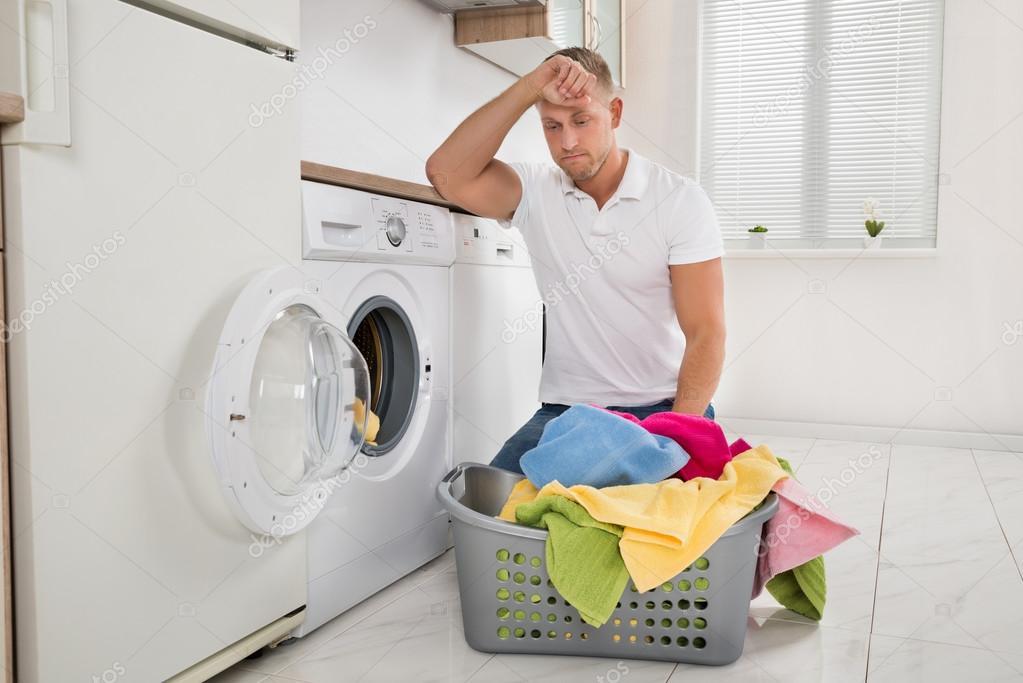 Unhappy washing machine fotos de stock, imágenes de Unhappy washing machine  sin royalties | Depositphotos