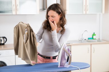 Demir arayan kadın kumaş yandı