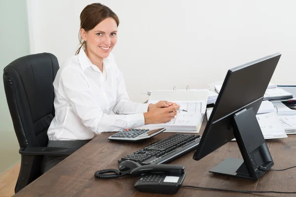 Contador haciendo cálculo en el escritorio — Foto de Stock