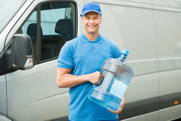 Liefermann mit Wasserflasche — Stockfoto