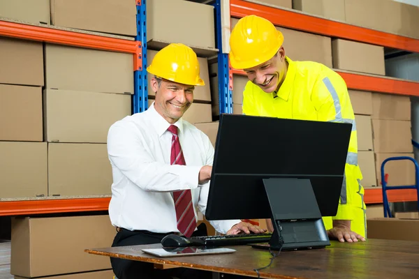 Arbeiter und Manager mit dem Computer — Stockfoto