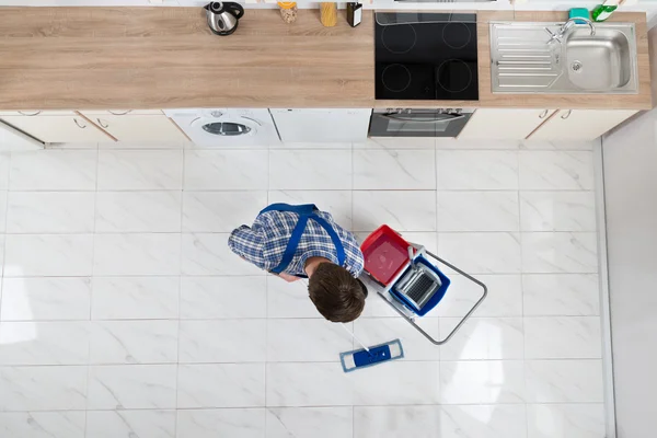 Conciërge schoonmaken verdieping — Stockfoto