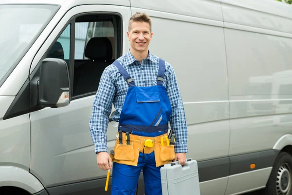 Werkzeugmacher mit Werkzeug und Werkzeugkiste — Stockfoto