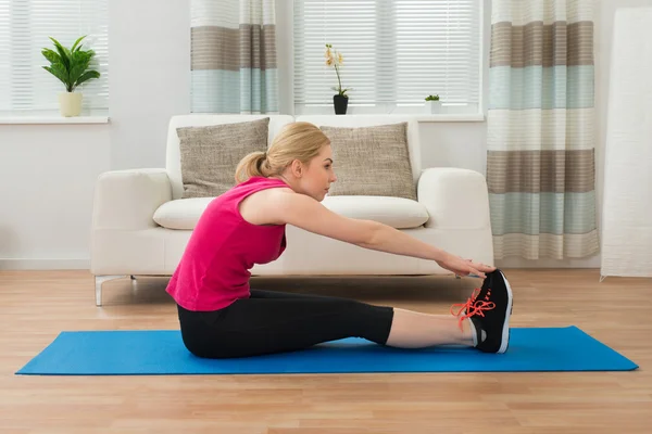 Mujer haciendo ejercicio — Foto de Stock