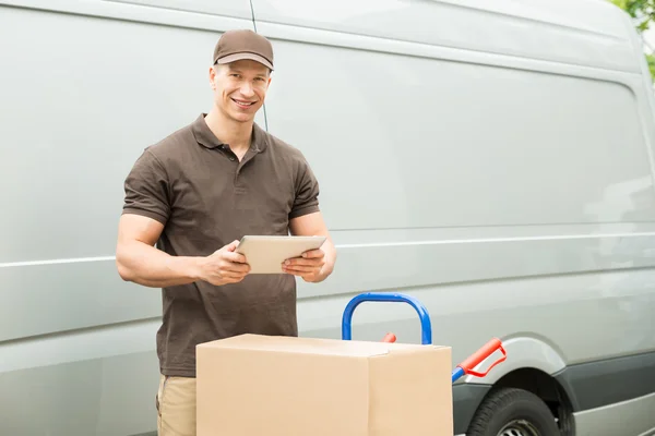 Hombre de entrega con tableta digital y cajas — Foto de Stock