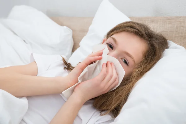 Chica estornudando en el pañuelo — Foto de Stock