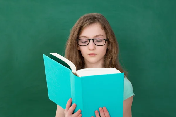 Menina leitura livro na sala de aula — Fotografia de Stock