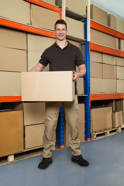 Trabajador con caja de cartón — Foto de Stock