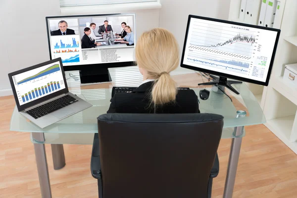 Zakenvrouw videovergaderingen op Computer — Stockfoto