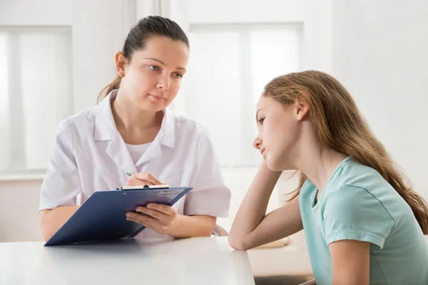 Médico Confortando Paciente Na Mesa — Fotografia de Stock