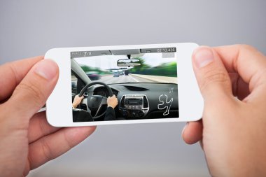 Cep telefonu oyunu oynarken elleriyle