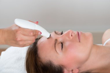 mikrodermabrazyon tedavi alan kadın