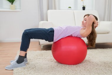 Pilates topu egzersiz kız