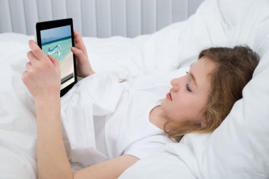 Dijital Tablet video izlerken kız